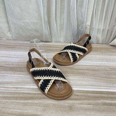 圆头时尚厚底一字扣甜美时装凉鞋