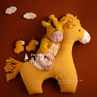 马宝宝满月照马年主题 影楼摄影工作室上门拍摄新生的儿服装道具