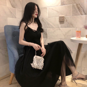 黑色温柔风吊带连衣裙