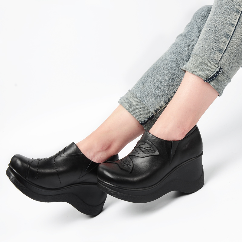 一席之地坡跟深口套脚休闲风女鞋