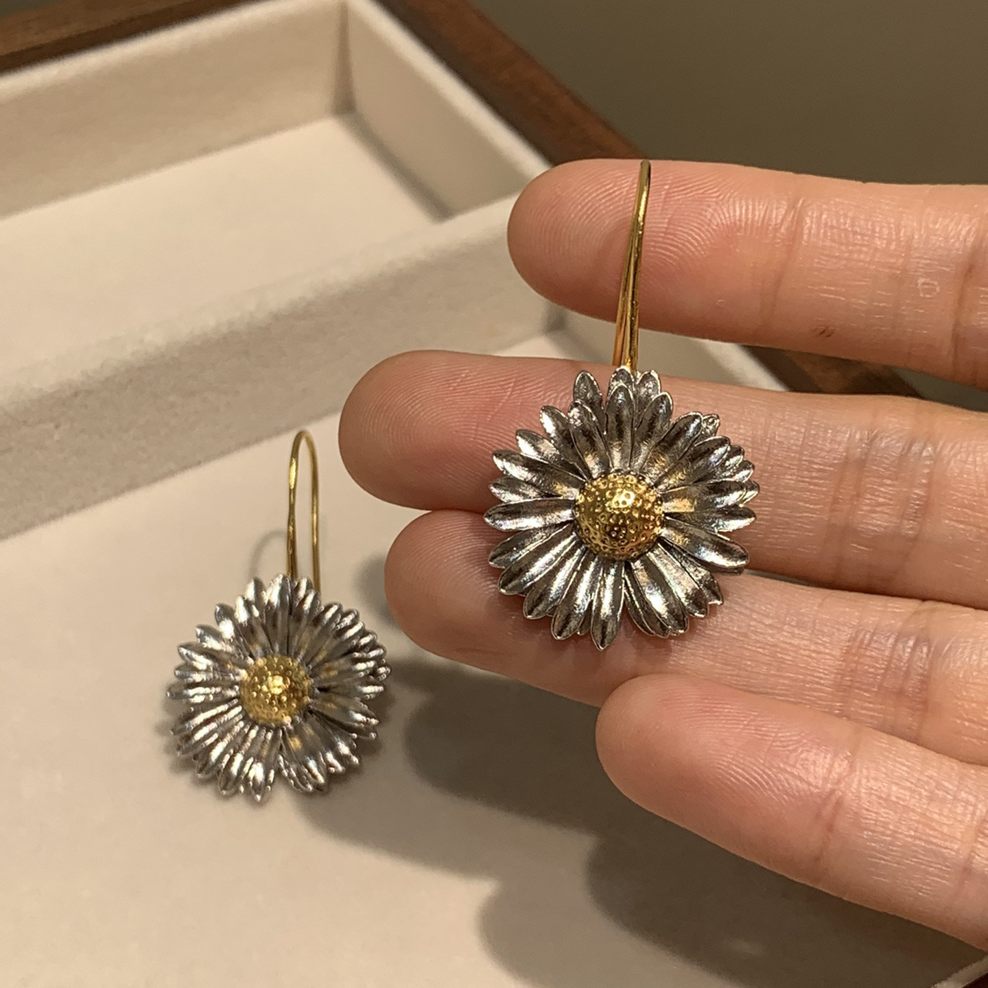 女轻奢高级感时尚潮流个性耳环小众设计款GD复古雏菊树叶小巧耳钉,饰品/流行首饰/时尚饰品新,耳环,淘宝优惠券,粉丝福利购,淘宝优惠卷