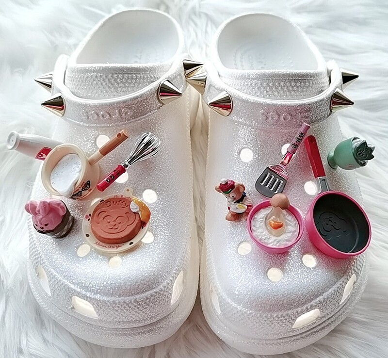 CROCS洞洞鞋鞋花小红书达菲熊奶锅平底锅餐具立体可爱卡比鞋扣