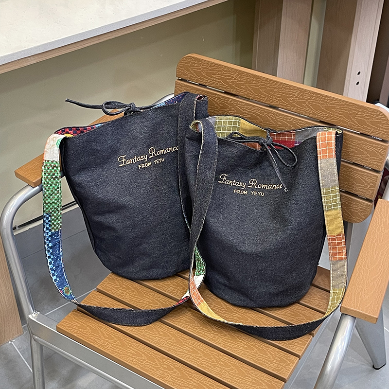 唐糖包袋韩版小众水桶包包女新款彩色多巴胺布包休闲牛仔布斜挎包