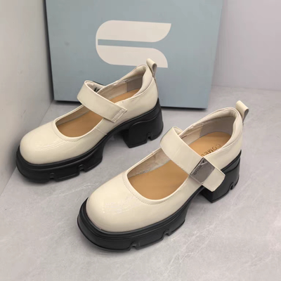 Comely/康莉撤柜断码春季漆皮粗高跟方头一字带玛丽珍浅口女单鞋