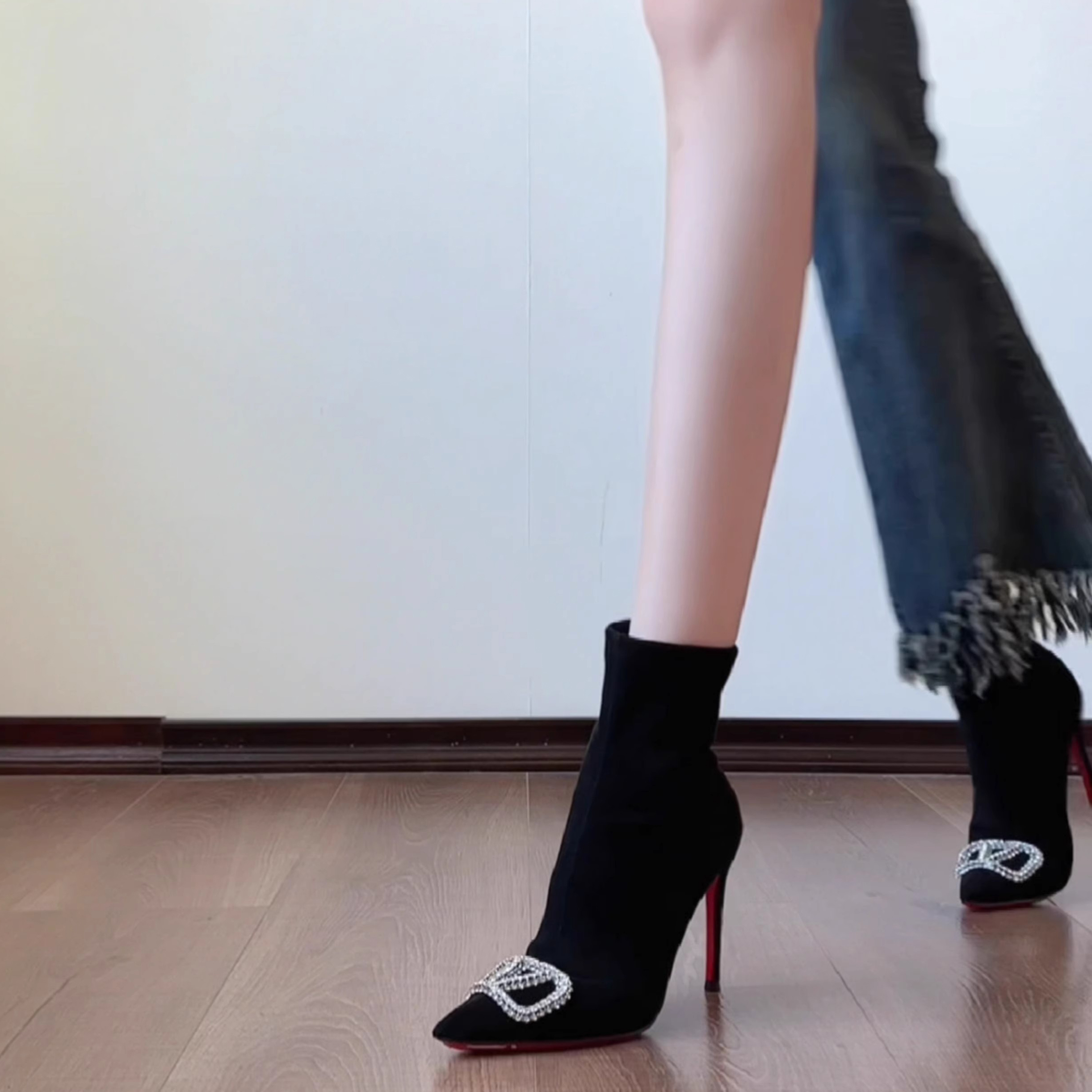 2025秋冬新款黑色绒面红底短靴女尖头细跟水钻方扣高跟弹力瘦瘦靴