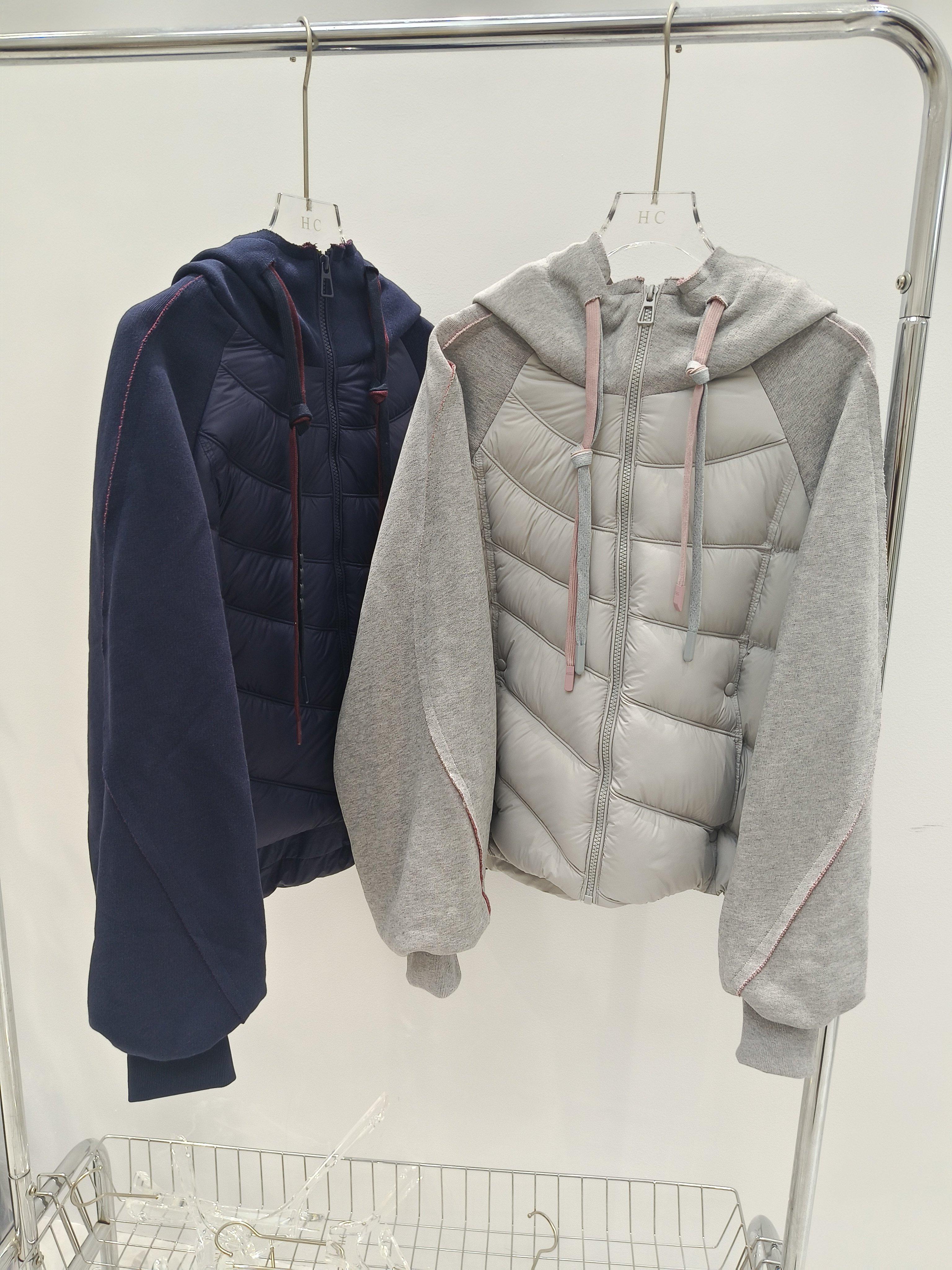 2025冬新款轻柔羽绒服女休闲运动连帽卫衣拼接小个子短外套潮
