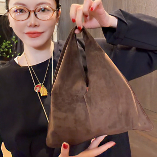 LUNA 胎羊皮绒感极简手提复古三角包 这包好