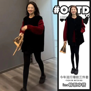 胖东来盐系轻熟秋冬慵懒风红色毛衣高腰百褶裙黑色宽松马甲三件套