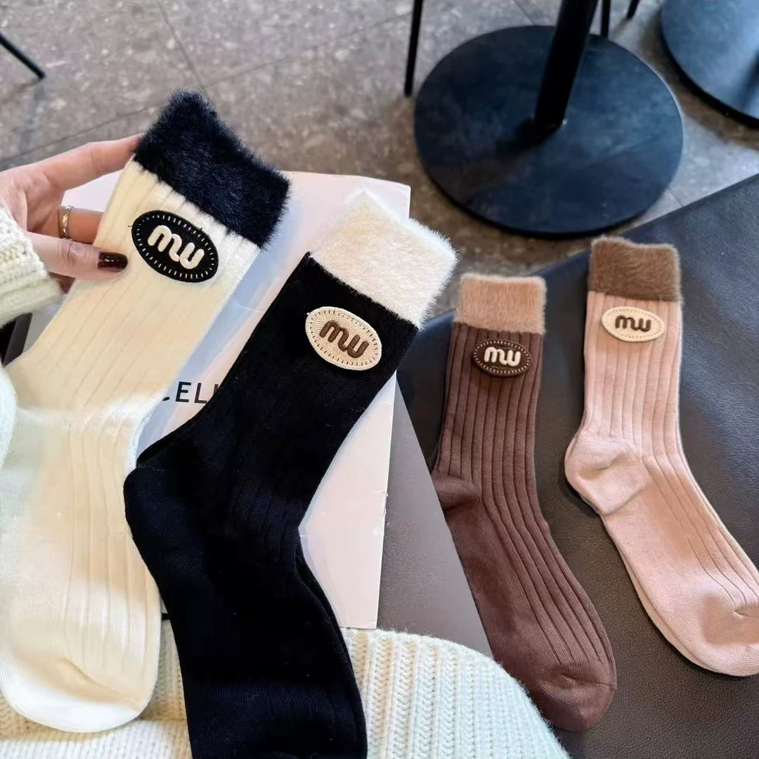 秋冬袜子女中筒m风水貂绒撞色立体字母布标小香风高级感洋气轻奢