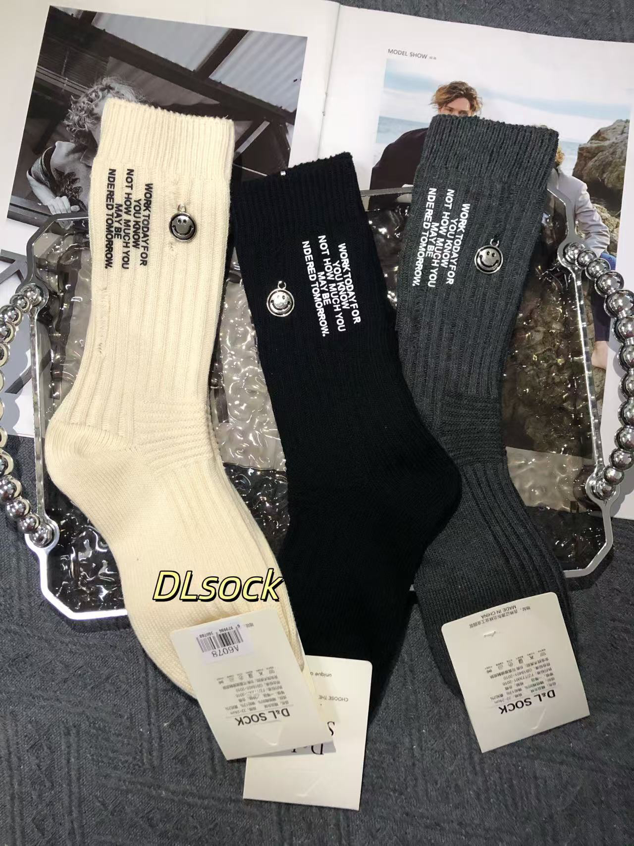 欧货破洞纯棉双针笑脸字母女袜中筒袜子女秋冬长袜饰品袜高颜值潮