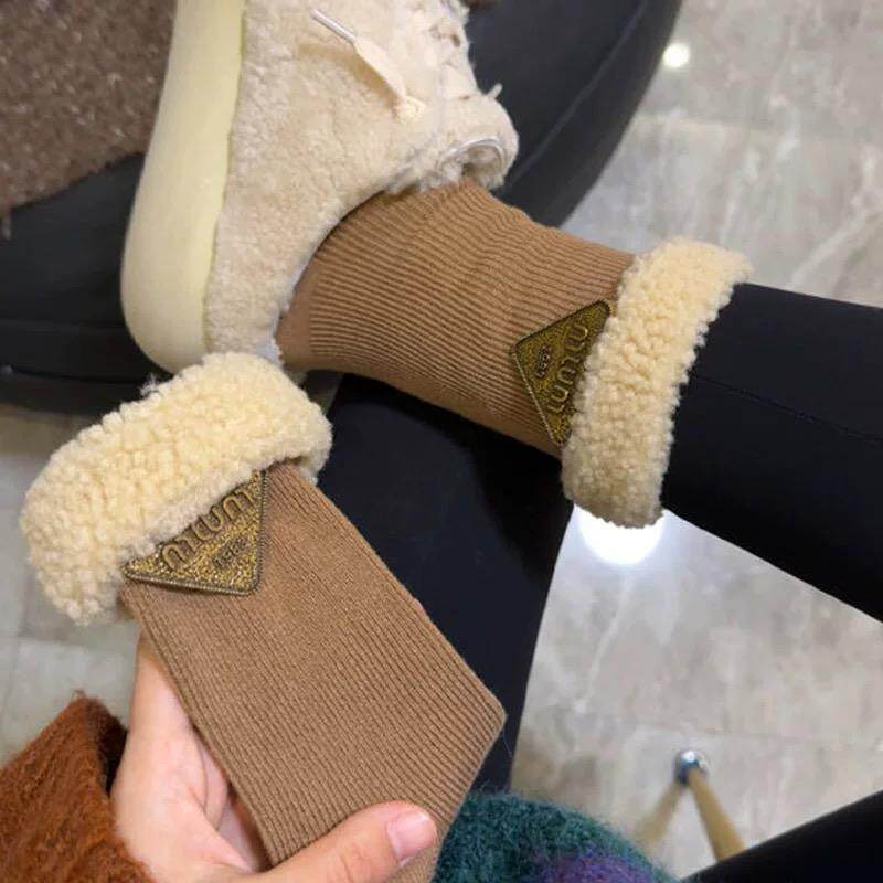 冬天一定要有这样一双毛毛袜子~真的百搭又洋气~搭配雪地靴毛毛鞋