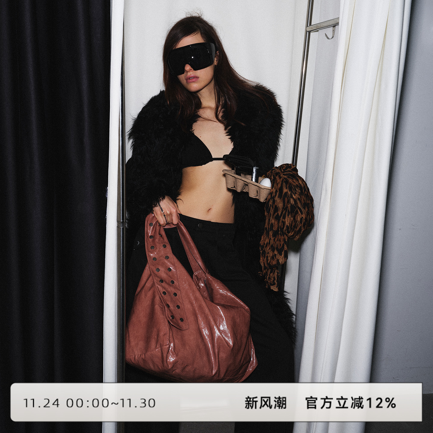 大号双色铆钉手袋单肩腋下包