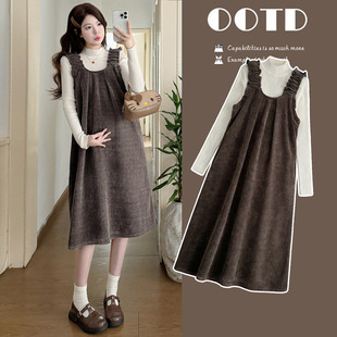 孕妇背带裙套装春秋新款小个子孕妇装针织打底衫外穿中长款连衣裙