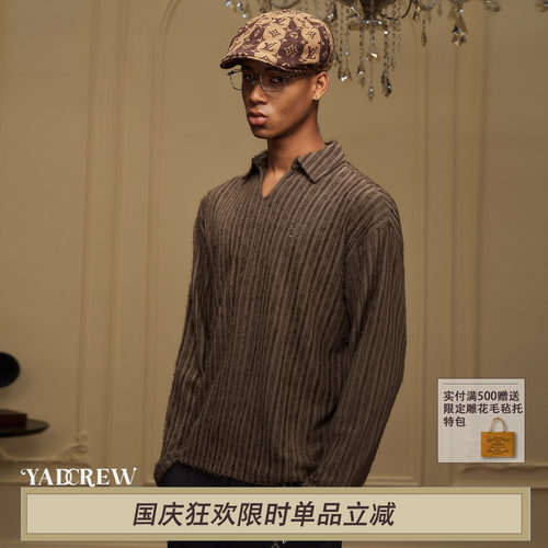 YADcrew柔软肌理老钱植绒翻领长袖T恤宽松型半开襟春季咖色男装