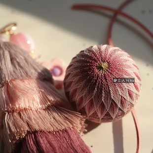 老街巷 三人行手鞠球车挂材料包 基础绣法 新手可以试试 周长14cm