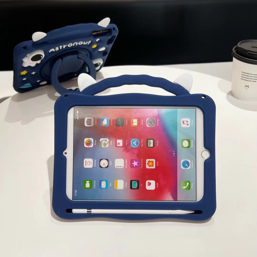 适用2022款iPad pro 12.9寸卡通硅胶壳宇航员A1983男宝防摔软壳A1876捏捏太空人A2014旋转手拎支架套浮雕卡通