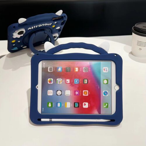 适用2022款iPad pro 12.9寸卡通硅胶壳宇航员A1983男宝防摔软壳A1876捏捏太空人A2014旋转手拎支架套浮雕卡通
