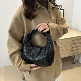 法式高级感编织包女2025新款洋气饺子包小众质感通勤包百搭手提包