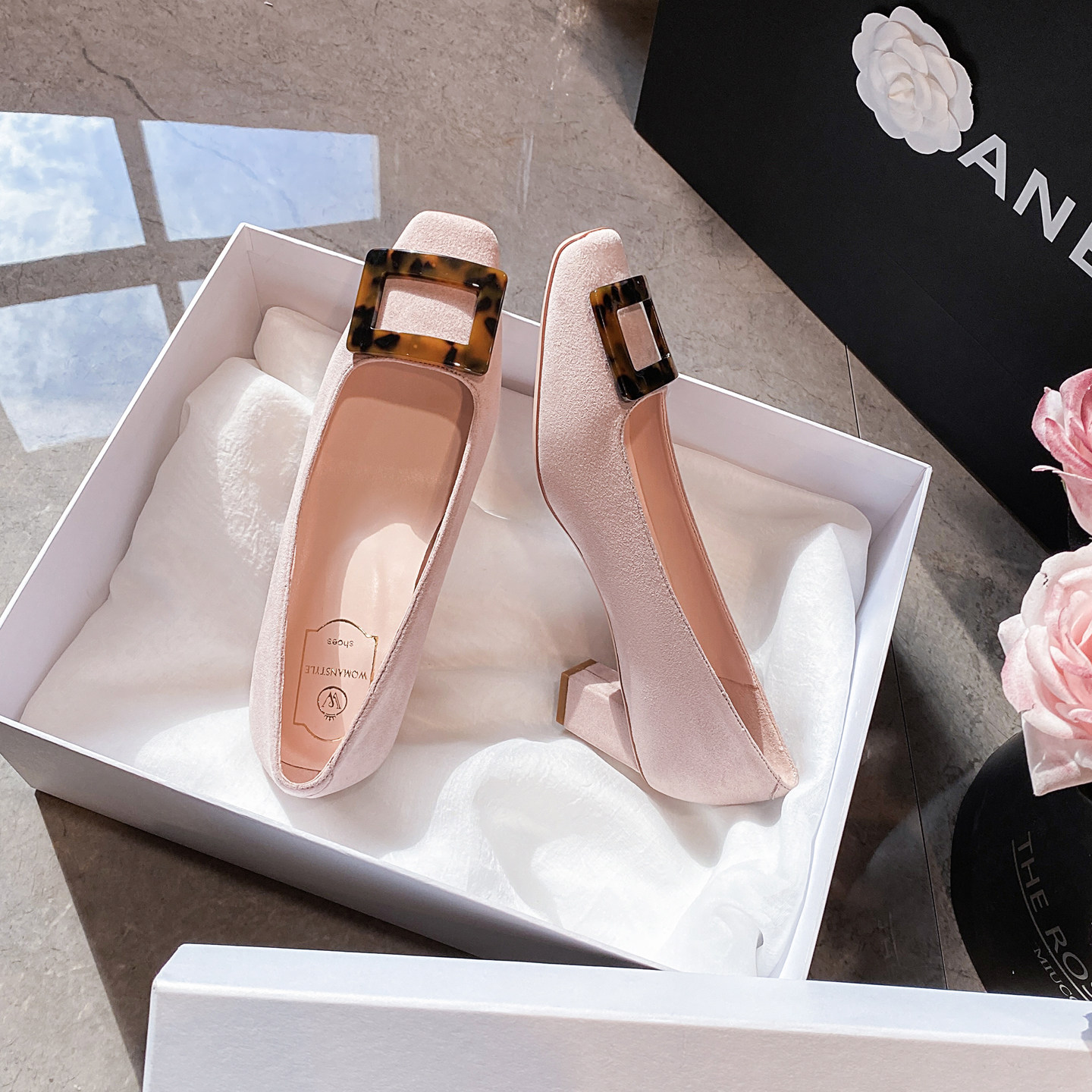 敏儿同款RV风方头单鞋2026新款粉色绒面玳瑁扣粗跟通勤百搭高跟鞋