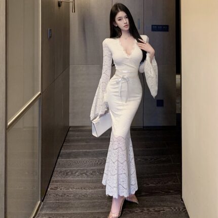大码气质辣妹蕾丝V领喇叭袖连衣裙女秋纯欲风内搭收腰显瘦包臀裙