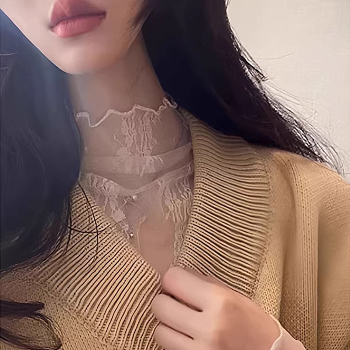 杏色半高领蕾丝打底衫