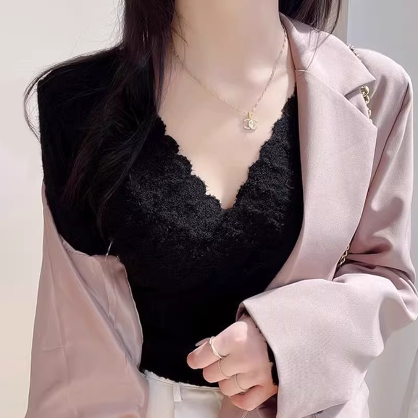 黑色V领蕾丝网纱打底衫