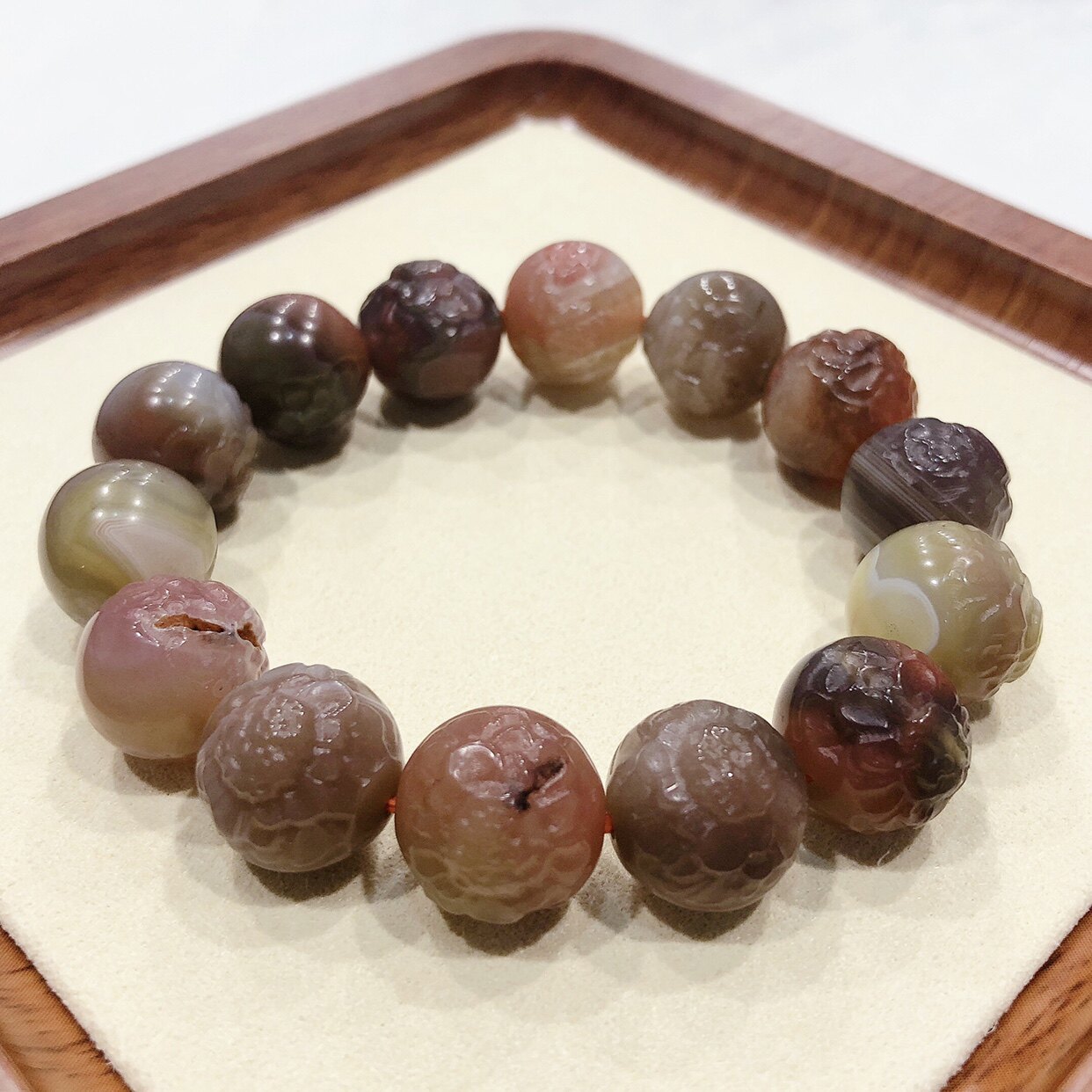 S807# 天然老矿料盐源玛瑙精工雕刻牡丹花手串14.5mm 重52.64克