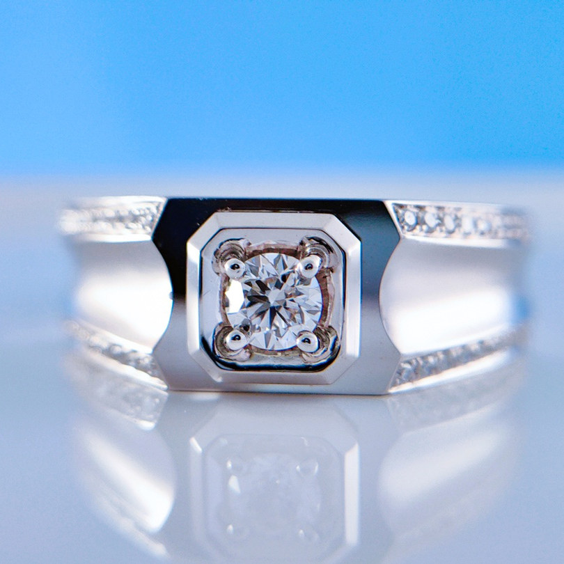 福大生 白18K金圆形四爪群镶男士钻戒 大气结婚戒指钻戒定制正品