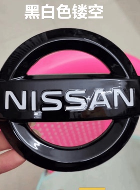 适用新款骐达前后标志改装黑红标黑白色标志日产覆盖车标方向盘标