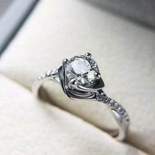 【培育】1克拉扭臂钻石戒指igi戒臂带钻18K订婚求婚钻戒NGTC铂金