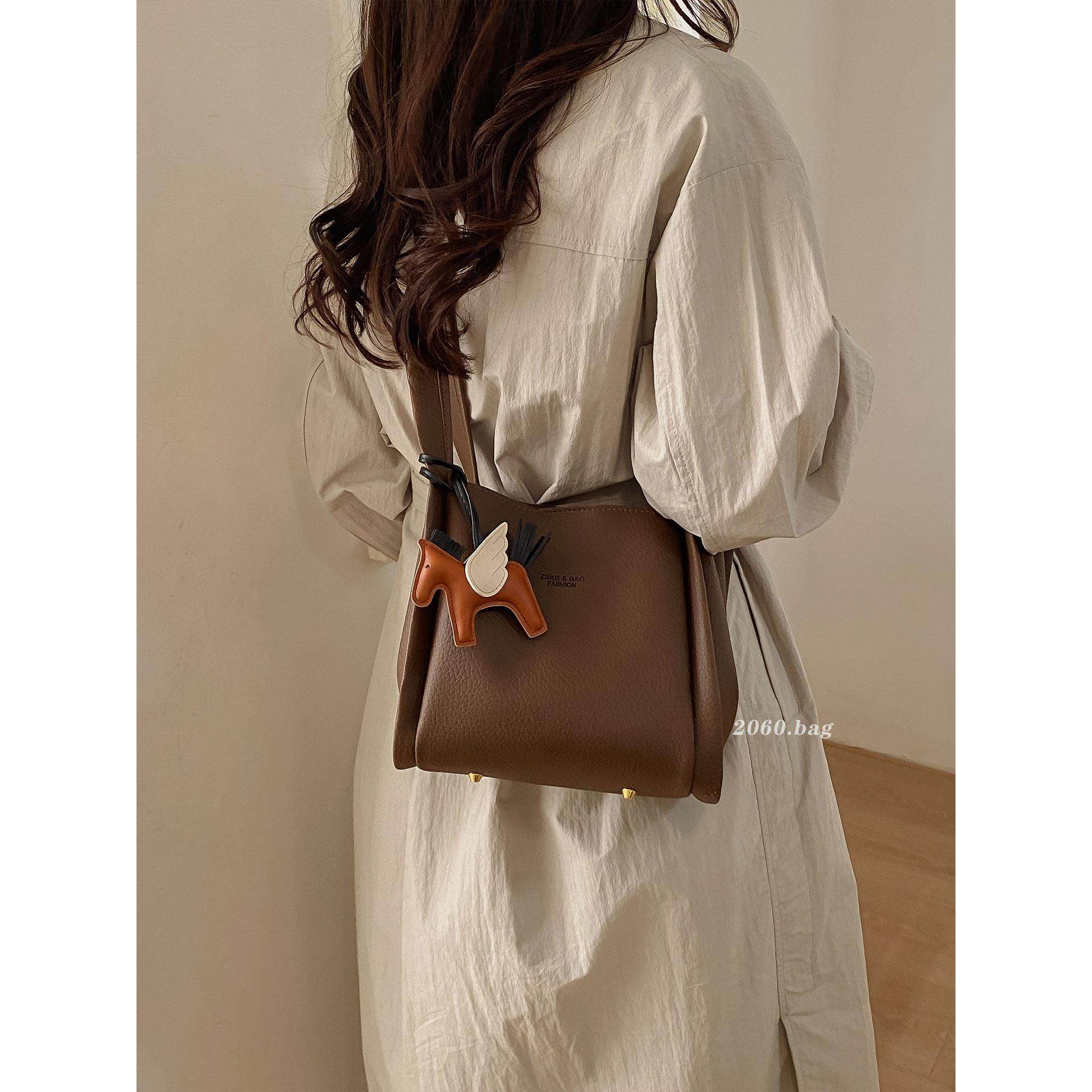 百搭气质小众设计水桶包2025韩国新款ins荔枝纹手拎包时尚单肩包,箱包皮具/热销女包/男包,水桶包,淘宝优惠券,粉丝福利购,淘宝优惠卷