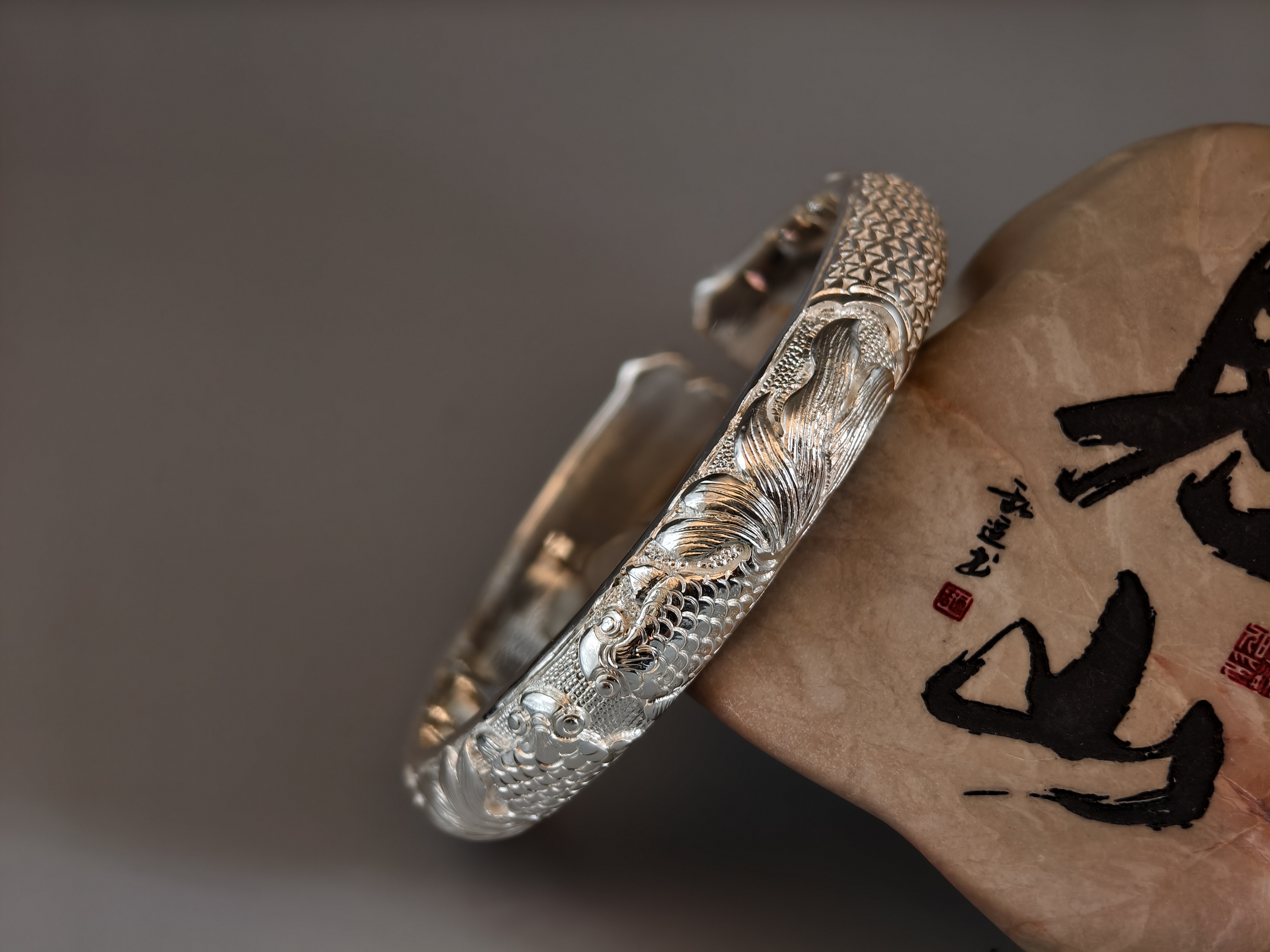 【足银999】手工铲刻高工浮雕锦地双鱼献福足银手镯