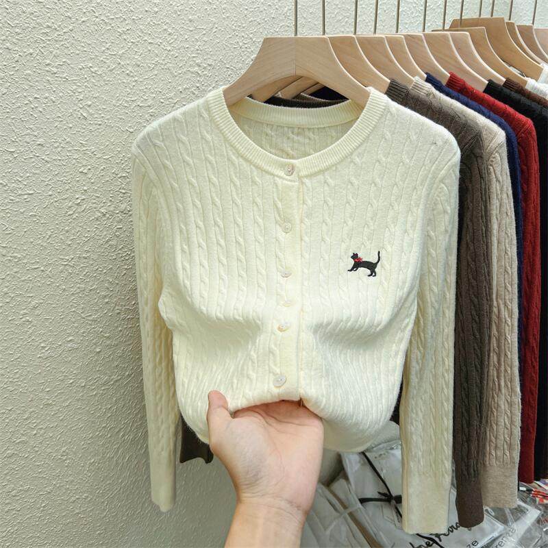 小猫刺绣麻花毛衣针织衫女秋季设计感外搭短款上衣开衫外套,女装/女士精品,毛针织衫,淘宝优惠券,粉丝福利购,淘宝优惠卷