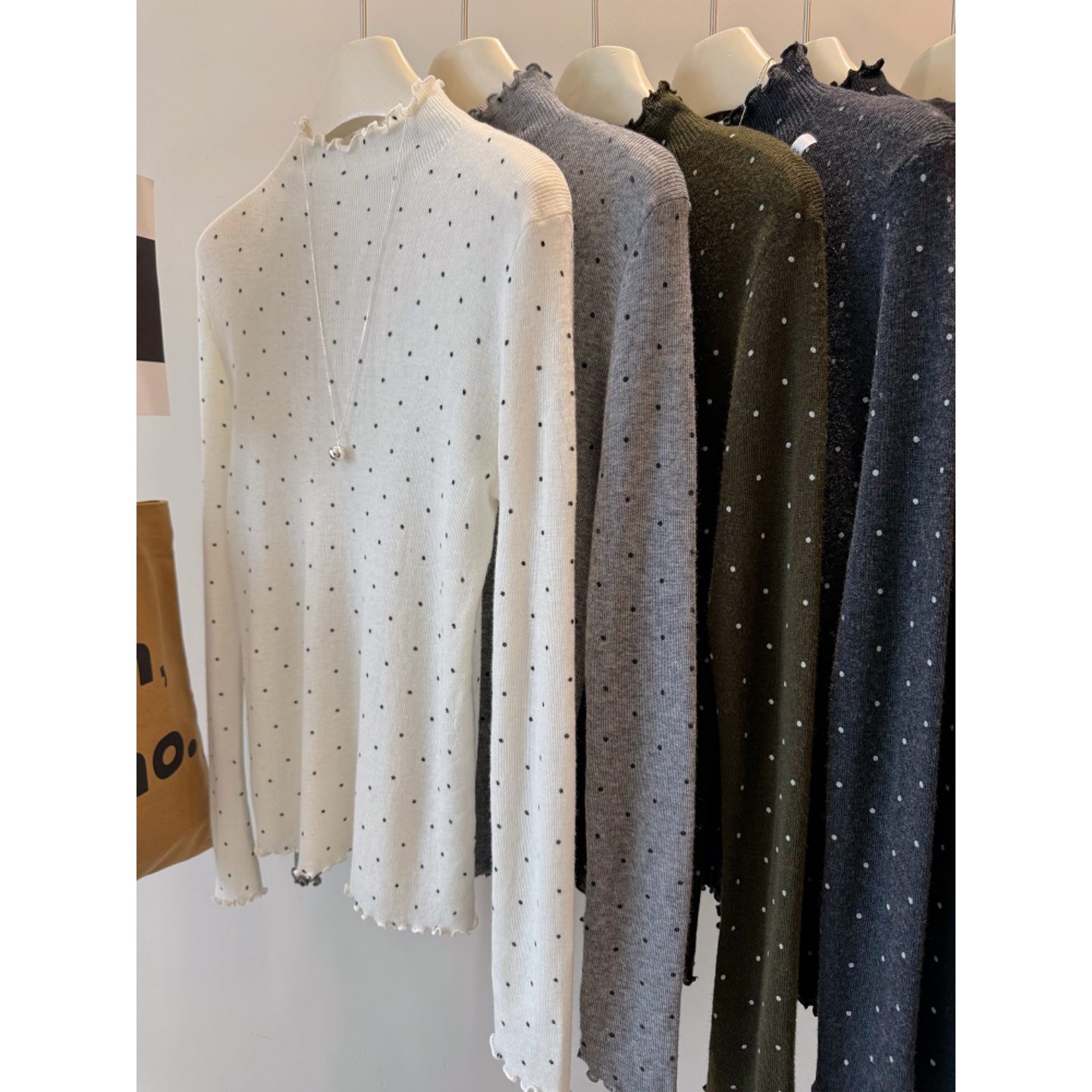 法式波点半高领针织打底衫