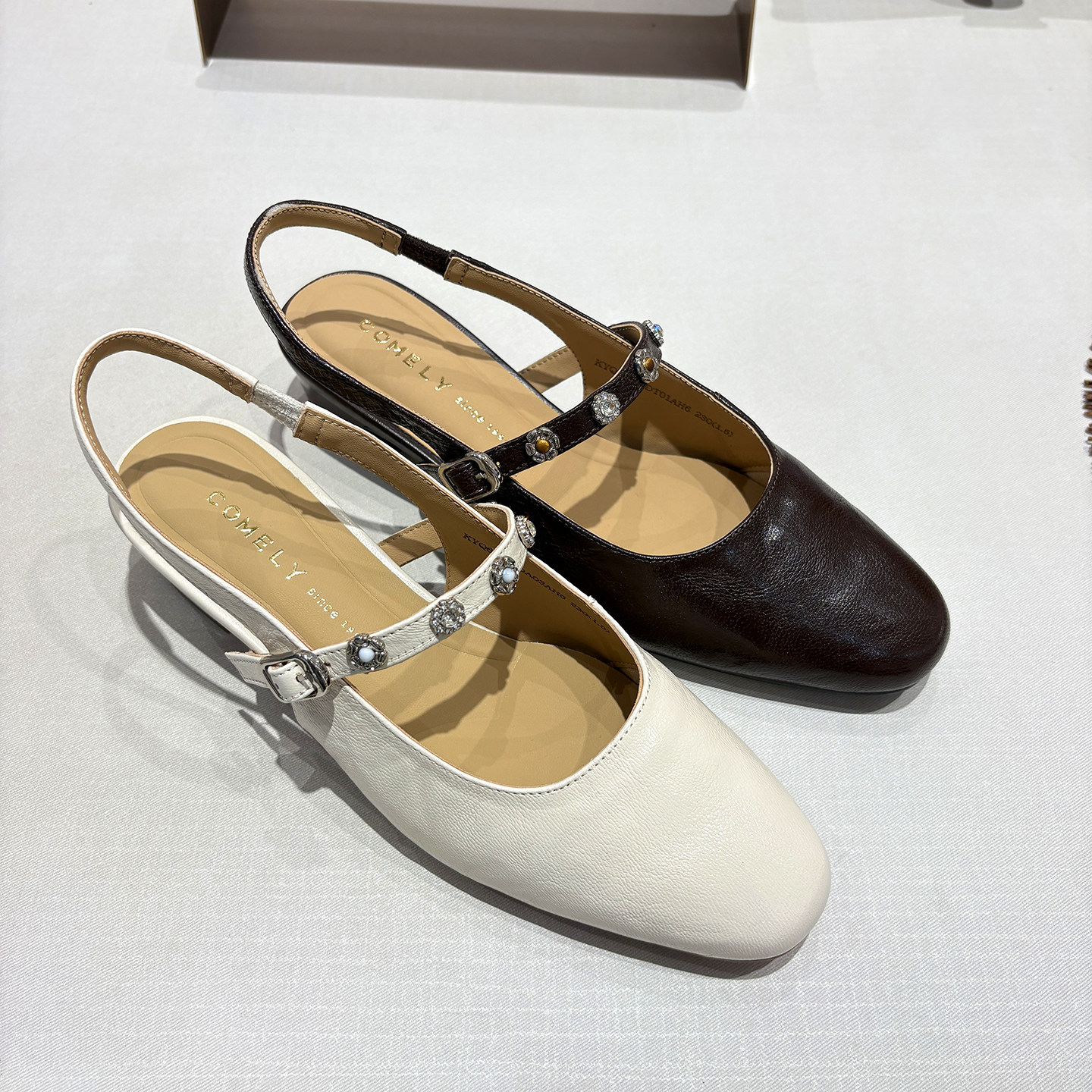COMELY康莉2026新款圆头粗跟一字带扣后空凉鞋浅口单鞋女KYQ62111