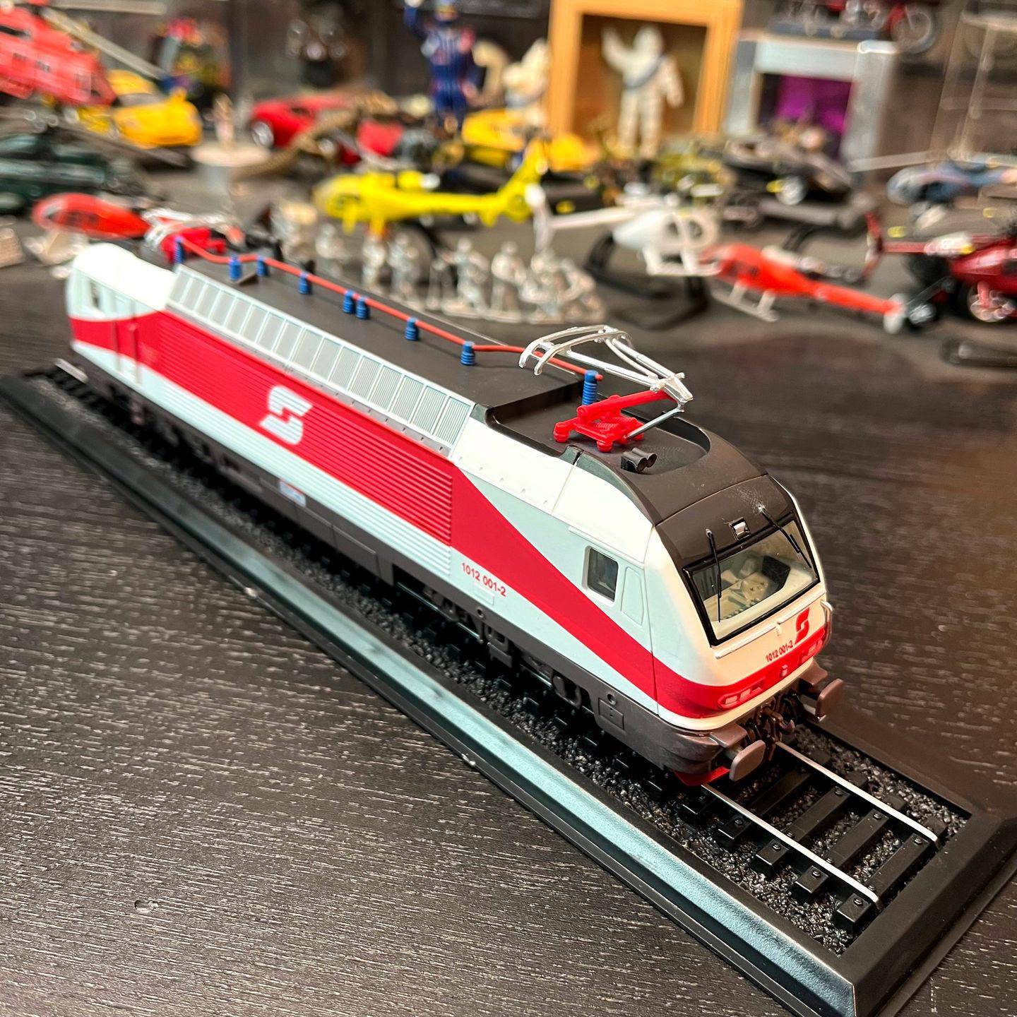 1:87比例火车轨道模型奥地利联邦铁路Reihe1012电力机车静态摆件 - 实物图