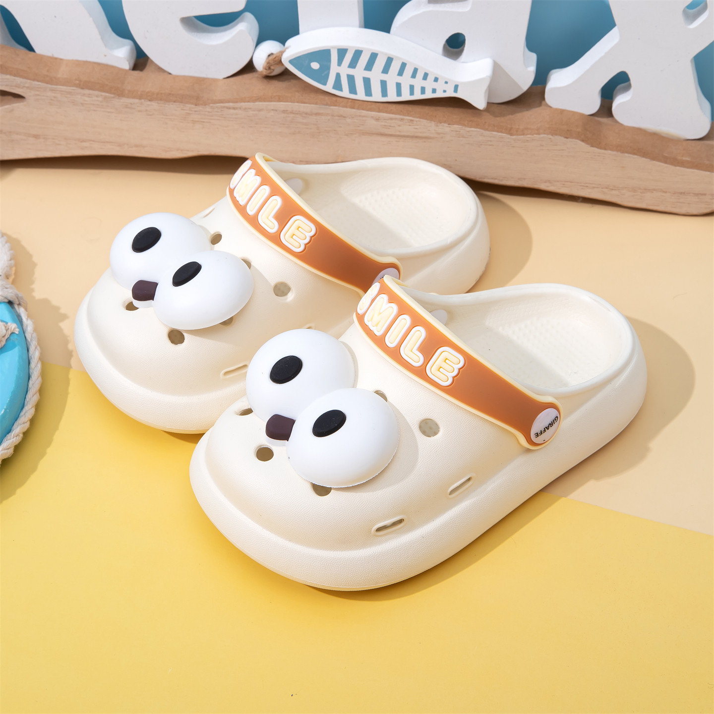 大眼睛儿童洞洞鞋男童2026夏季家居外穿防滑厚底踩屎感可爱凉拖鞋