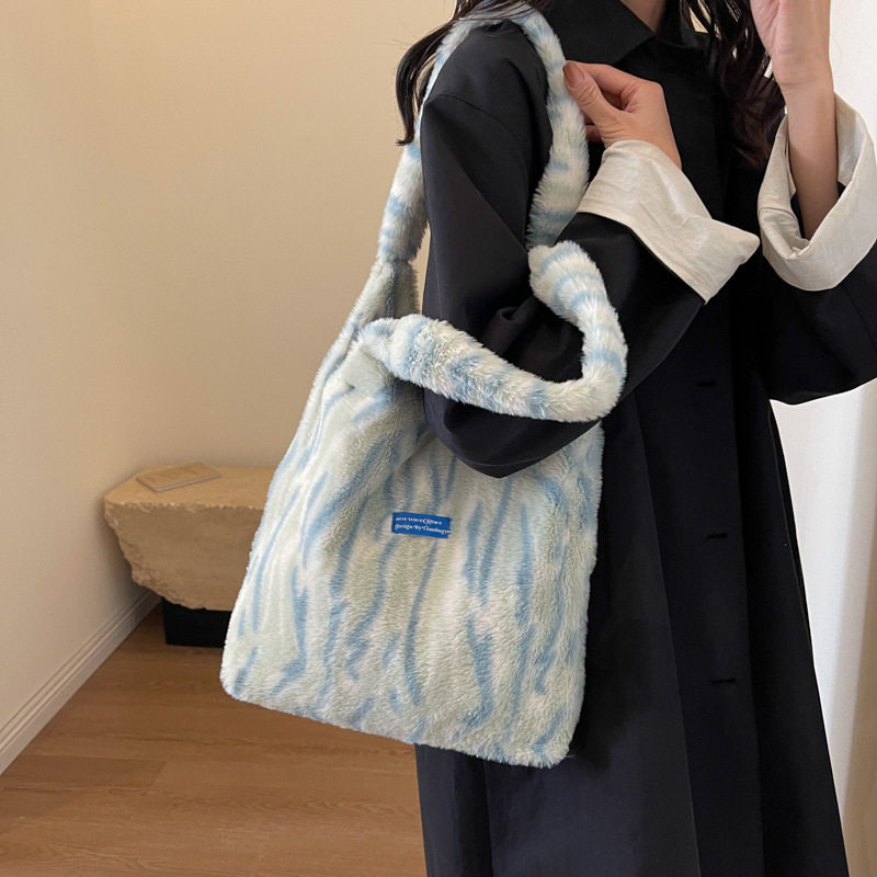 秋冬新款包包毛绒高级感手提小包女毛毛包时尚百搭学生邮差斜挎包