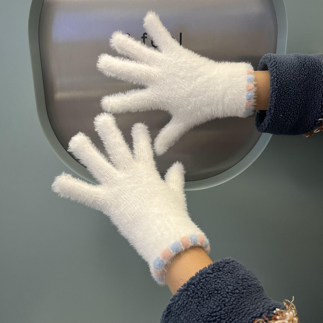 可爱糖豆露指触屏毛绒五指手套女冬季保暖学生加绒加厚防寒骑行车