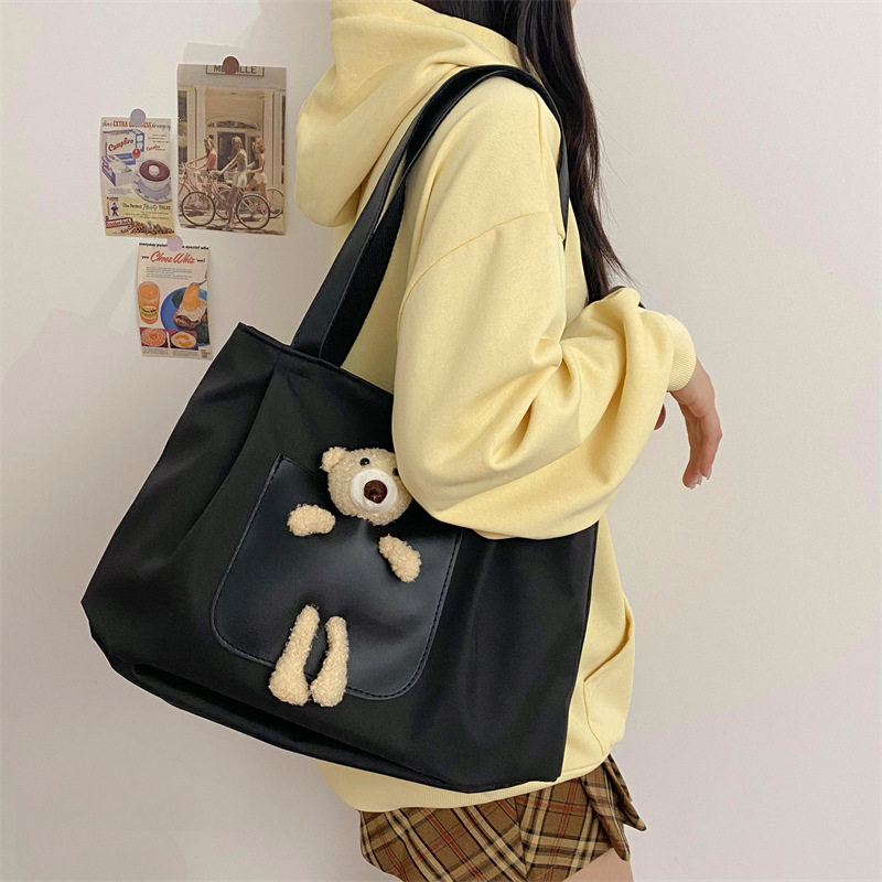 韩版2026春夏新款女士单肩包尼龙包袋可爱小熊水桶包大包包托特包