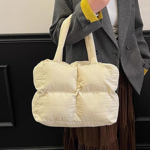 秋冬季大容量包包女2026新款洋气百搭单肩包时尚通勤包羽绒棉服包