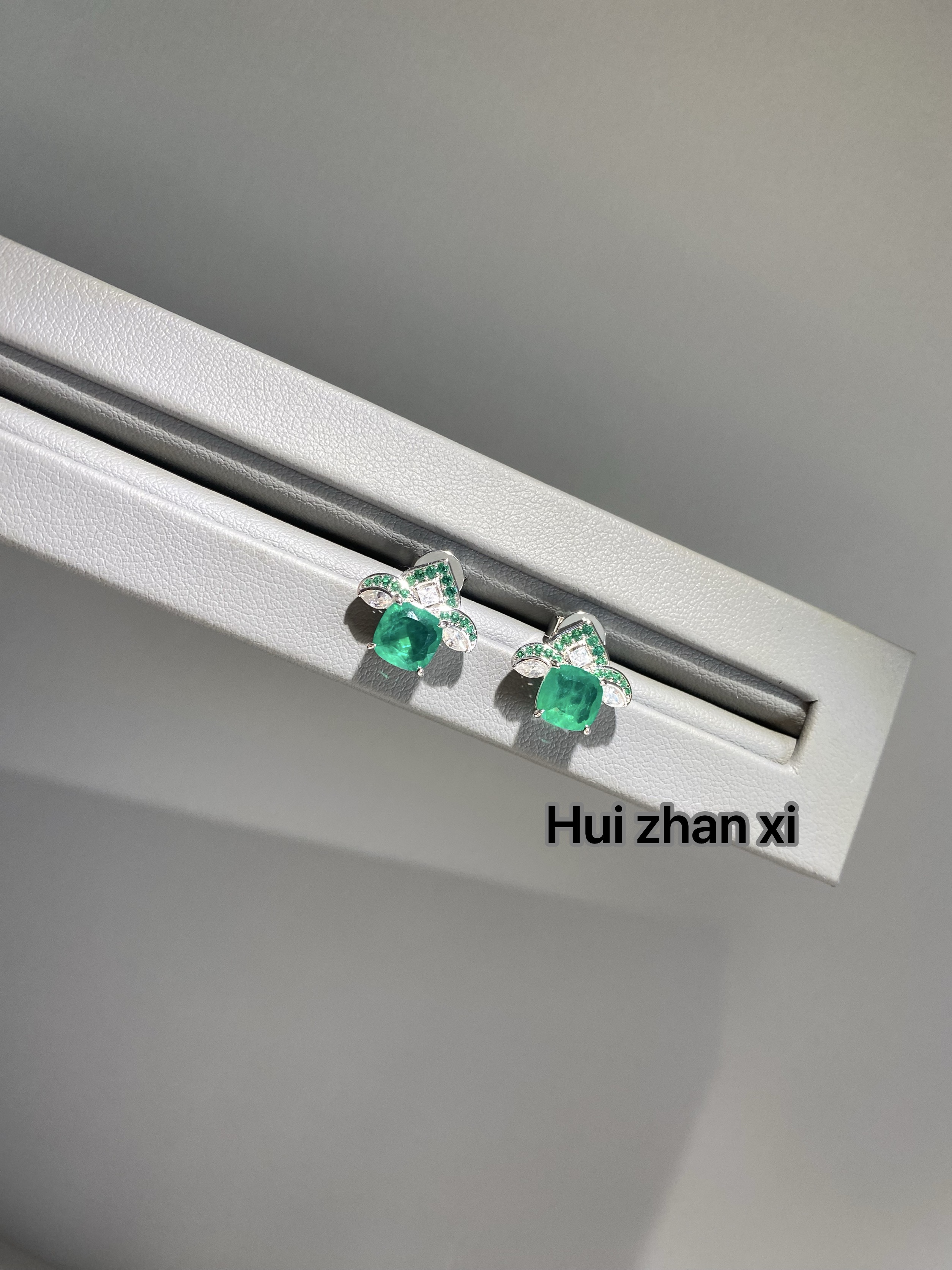 Hui zhan xi培育祖母绿小方糖精致款小耳钉