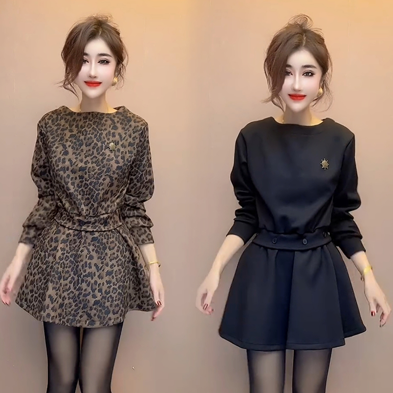 高端时尚女神范连衣裙女秋冬季新款长袖圆领收腰显瘦中长款裙子潮