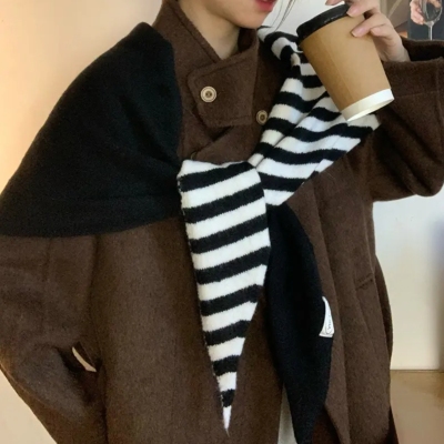 条纹三角巾披肩女秋冬高级感围巾百搭保暖护颈围脖潮羊毛混纺
