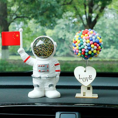 太空人汽车摆件宇航员饰品2025新款车载太阳能国旗车内中控台内饰