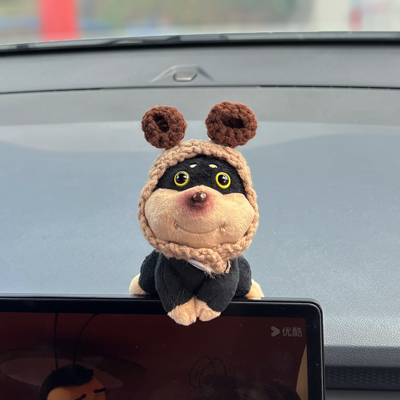 2025新款蜜蜂狗车内装饰摆件汽车中控台屏幕趴趴公仔车载公仔玩偶