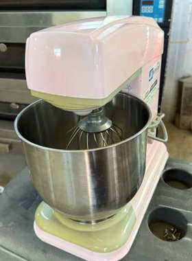 佳麦7升商用鲜奶机，粉色机身搭配绿色底座，带搅拌桶和打