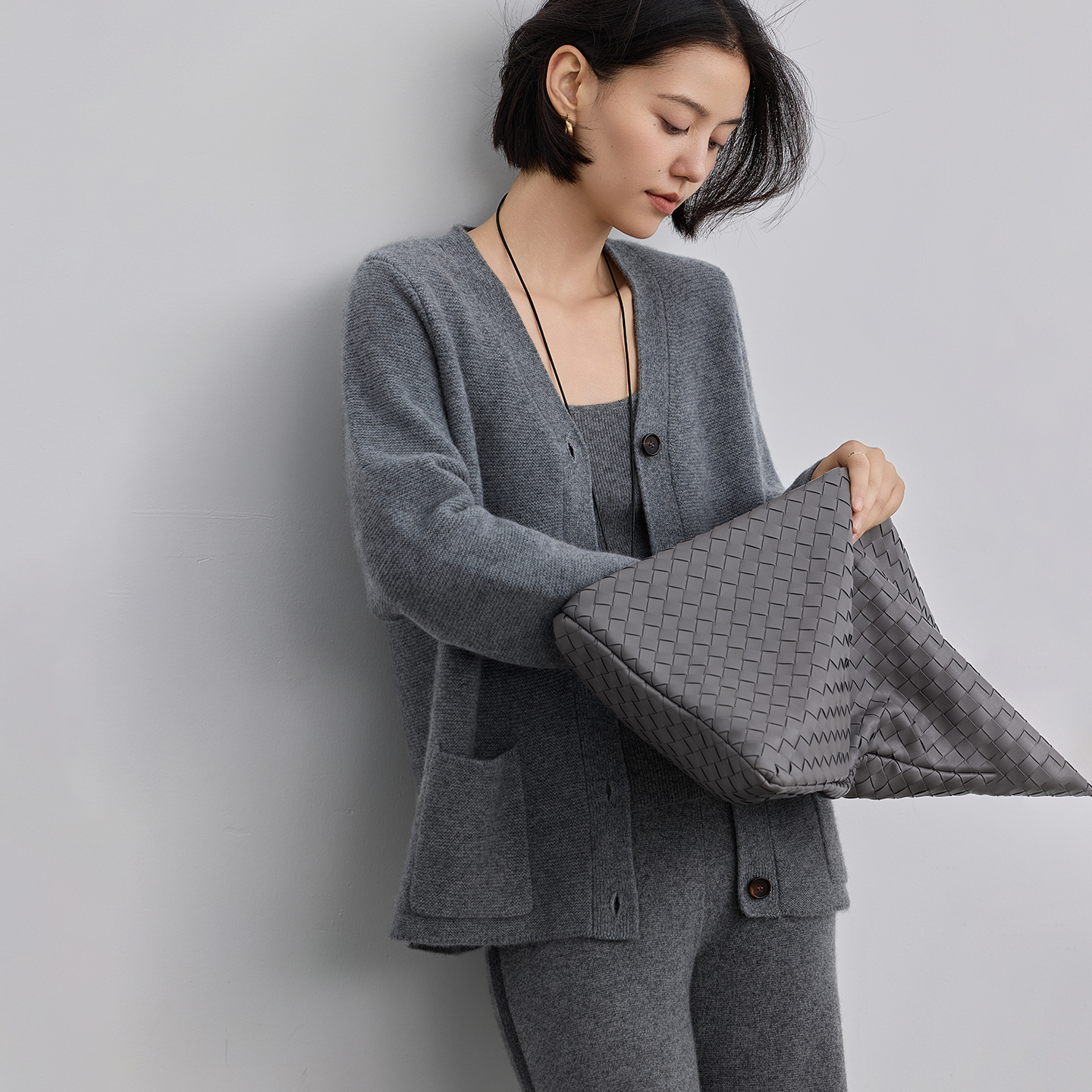 2025秋冬新款慵懒休闲加厚V领100%纯山羊绒开衫女宽松针织衫外套