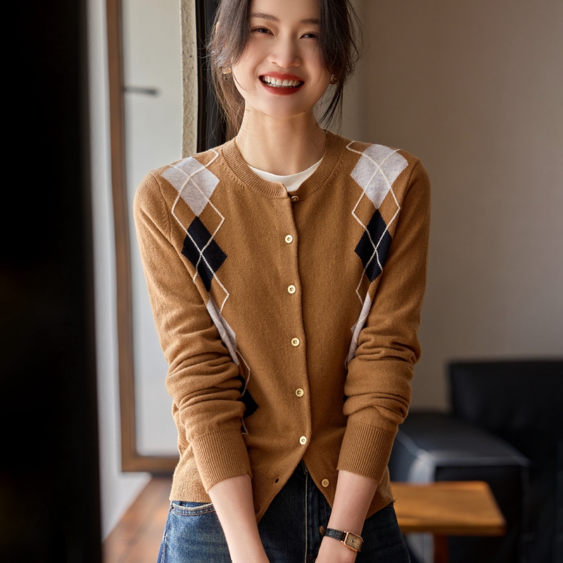 2025秋冬新款100%纯山羊绒开衫女圆领系扣菱形格简约百搭针织外套