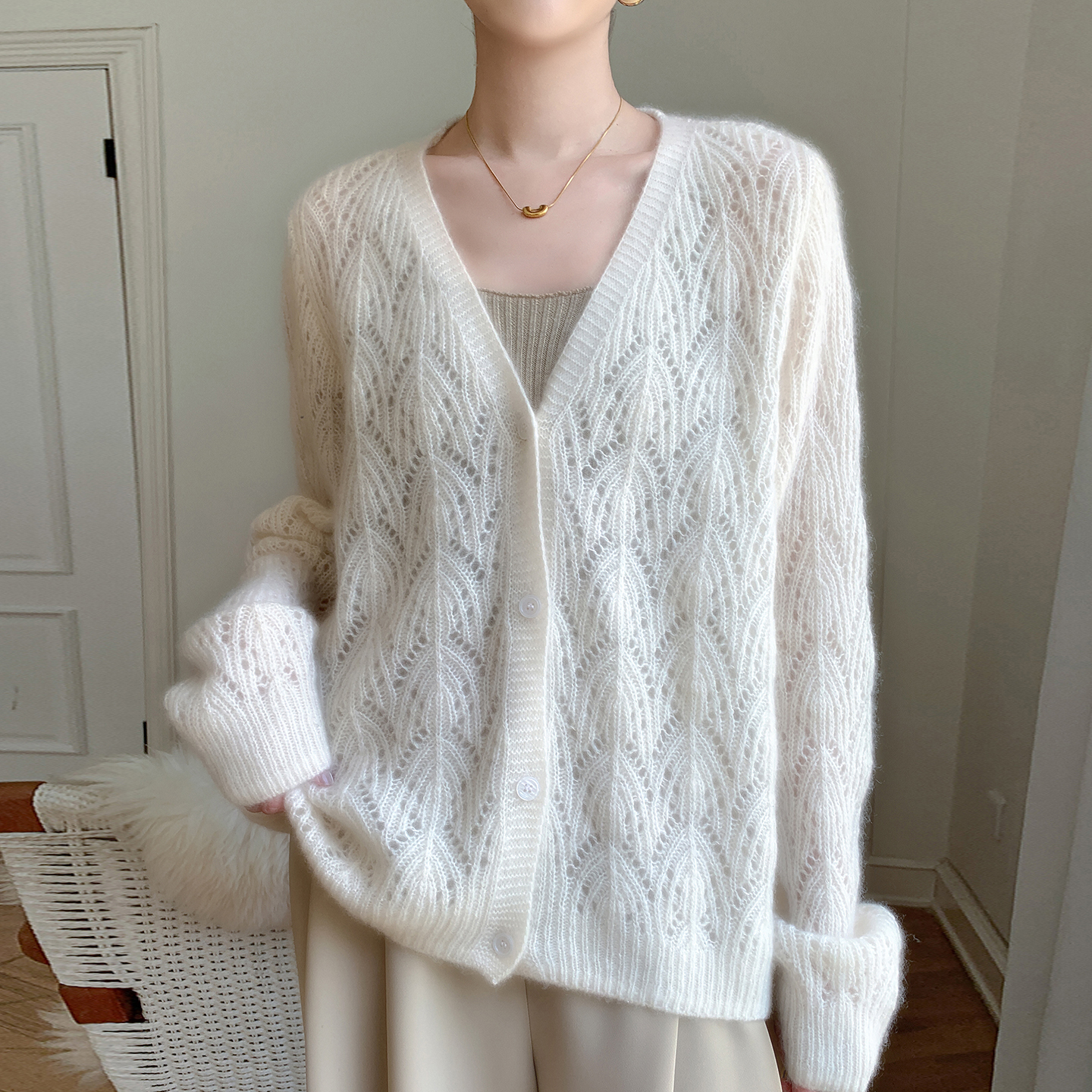 25早秋新款25桑蚕丝75羊绒衫女V领纯色镂空时尚外套百搭针织开衫